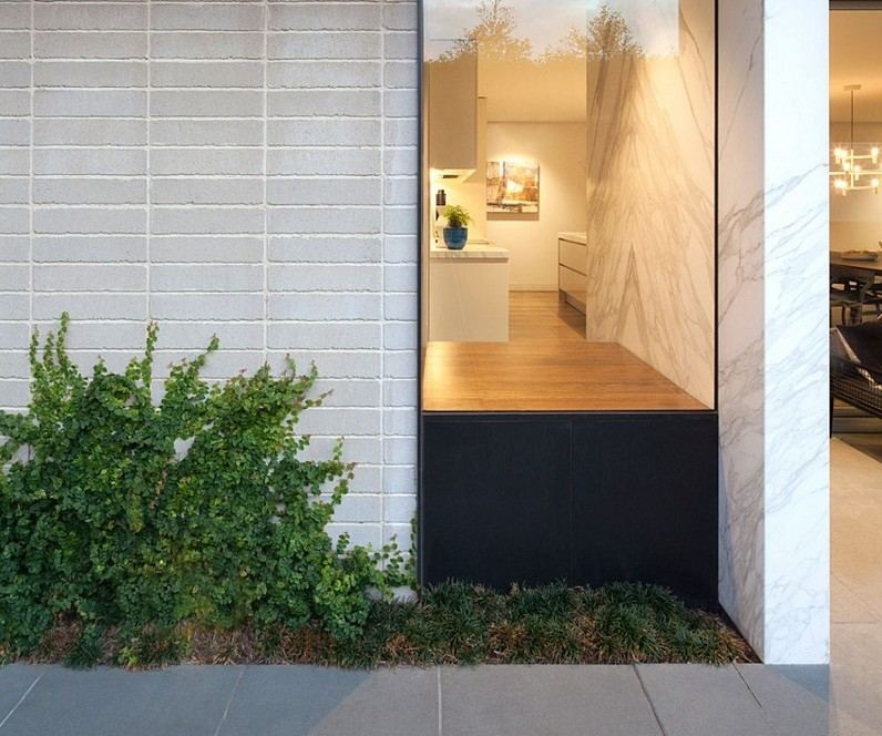 Modernt hus förlängning marmor vägg planka golv fönsterbrädan