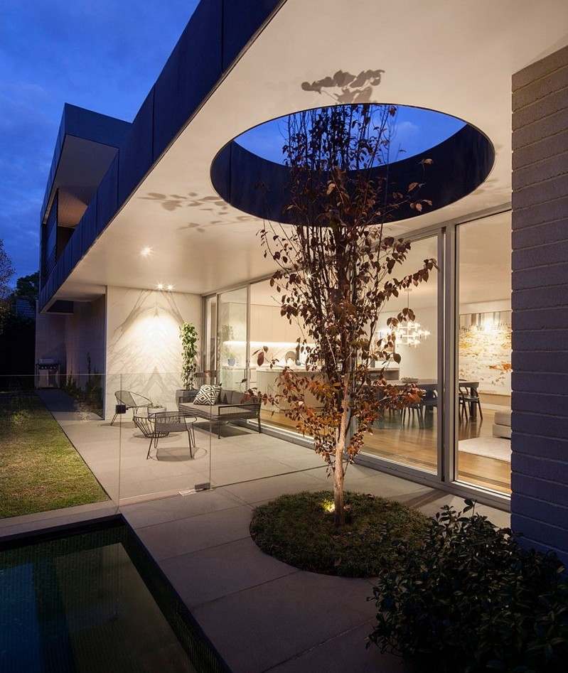Modernt hus-odling-trädbeläggning-sten-terrass-design