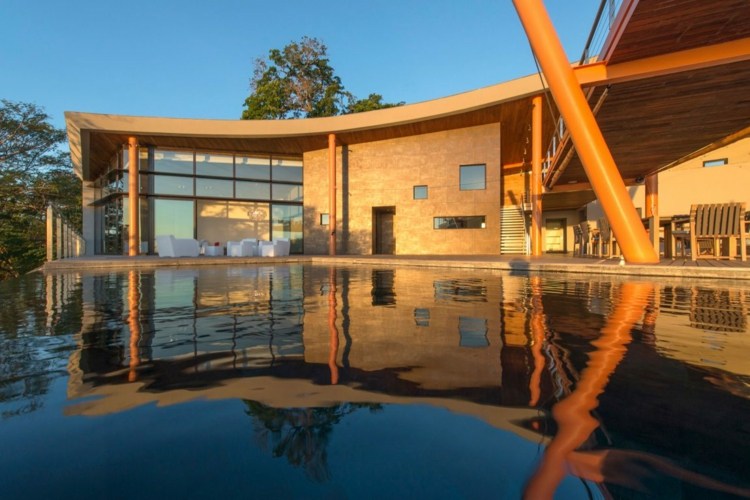 oändlighet-pool-glas-vägg-solnedgång-arkitektur-sluttande-balk-nautiska