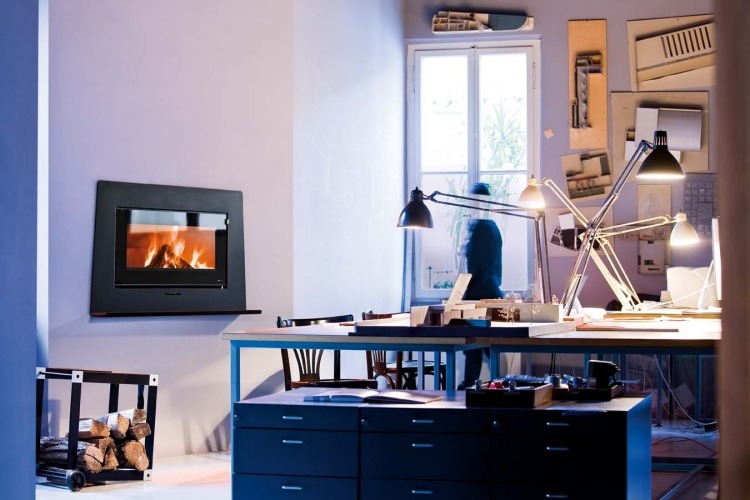 Eldstad-modern-studie-integrerad-ved-skrivbord-fönster-bordslampa-modell-vivo-90