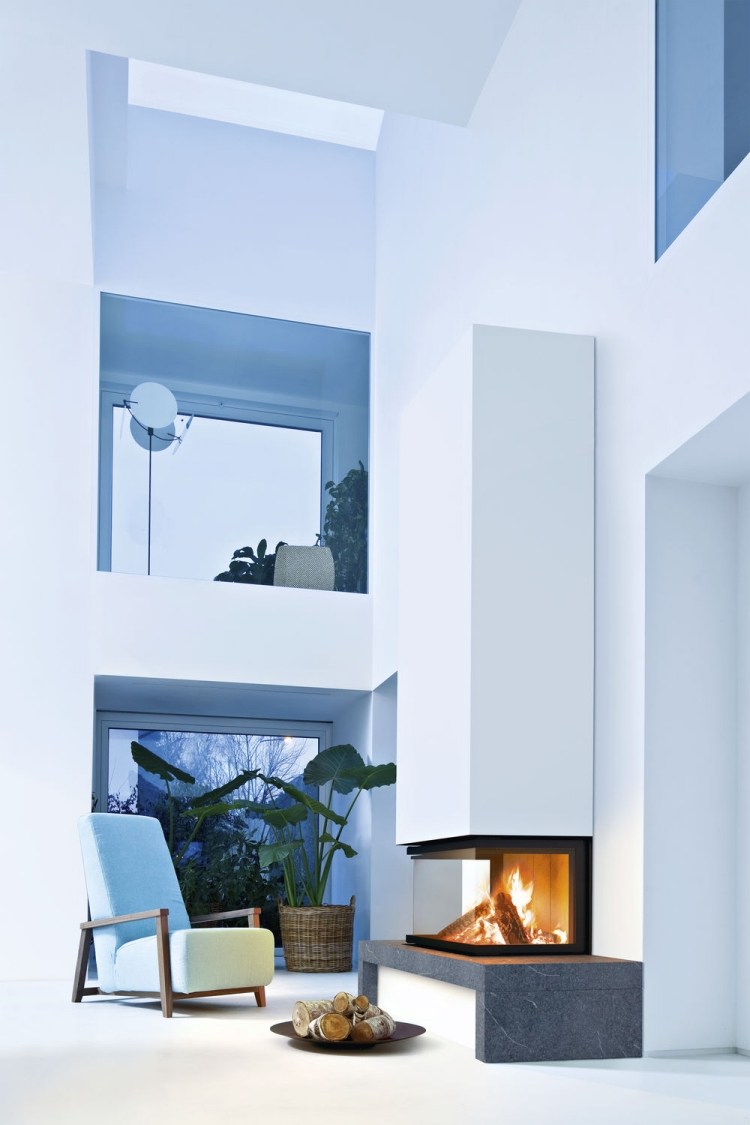 Eldstad-modern-minimalistisk-panorama-fönster-vit-fåtölj-marmor-modell-duchamp