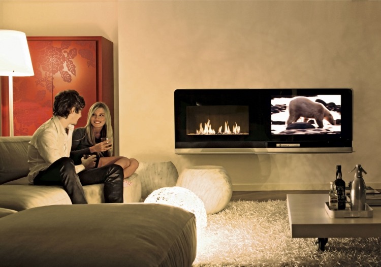 Eldstad-modernt-vardagsrum-kväll-tv-par-modell-svenario