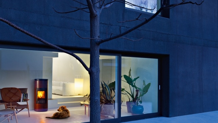 Eldstad-modern-bottenvåning-vit-panorama-fönster-fönster-vägg-öppen spis-modell-rör