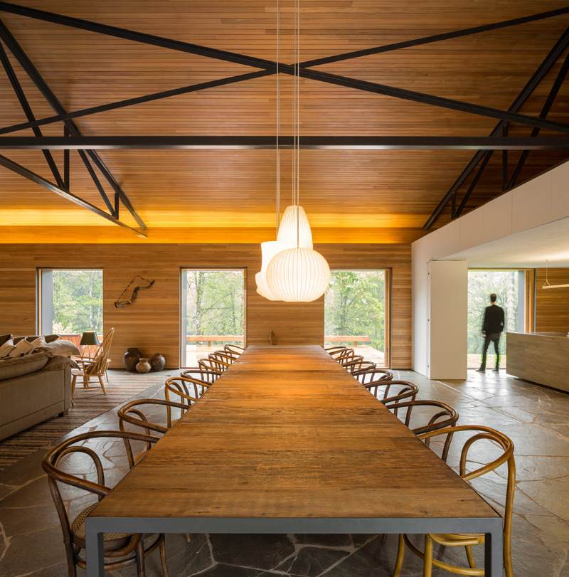 Modernt lantligt matbord, massivt trä, bambustolar
