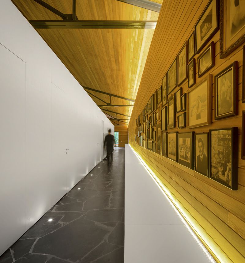 Modernt lantligt hus stil korridor natursten kakel trä väggbeklädnad
