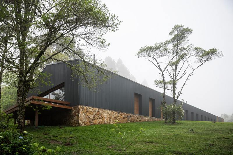 modernt hus på landet stil trä lameller natursten tak