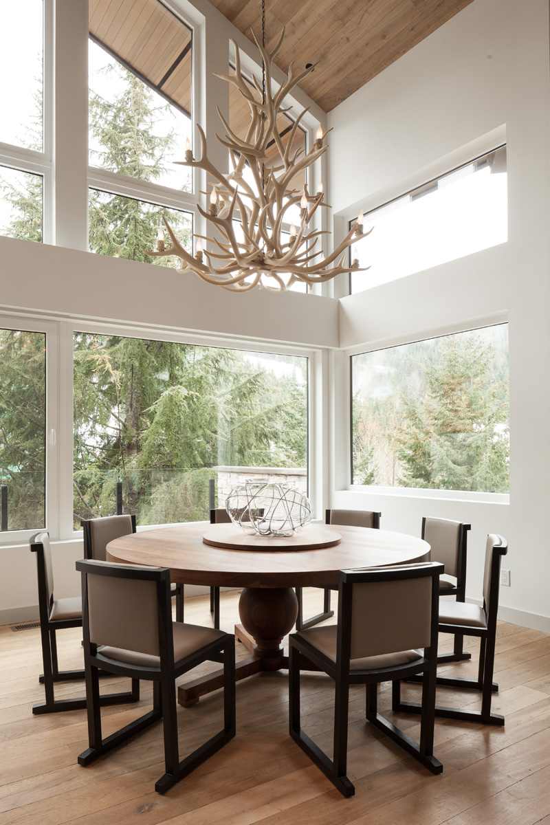 Modernt hus på landet stil-konvertering-almhaus-matsal-matbord-stolar-lampa-gevir-fönsterfrontar-trägolv-bord-runda