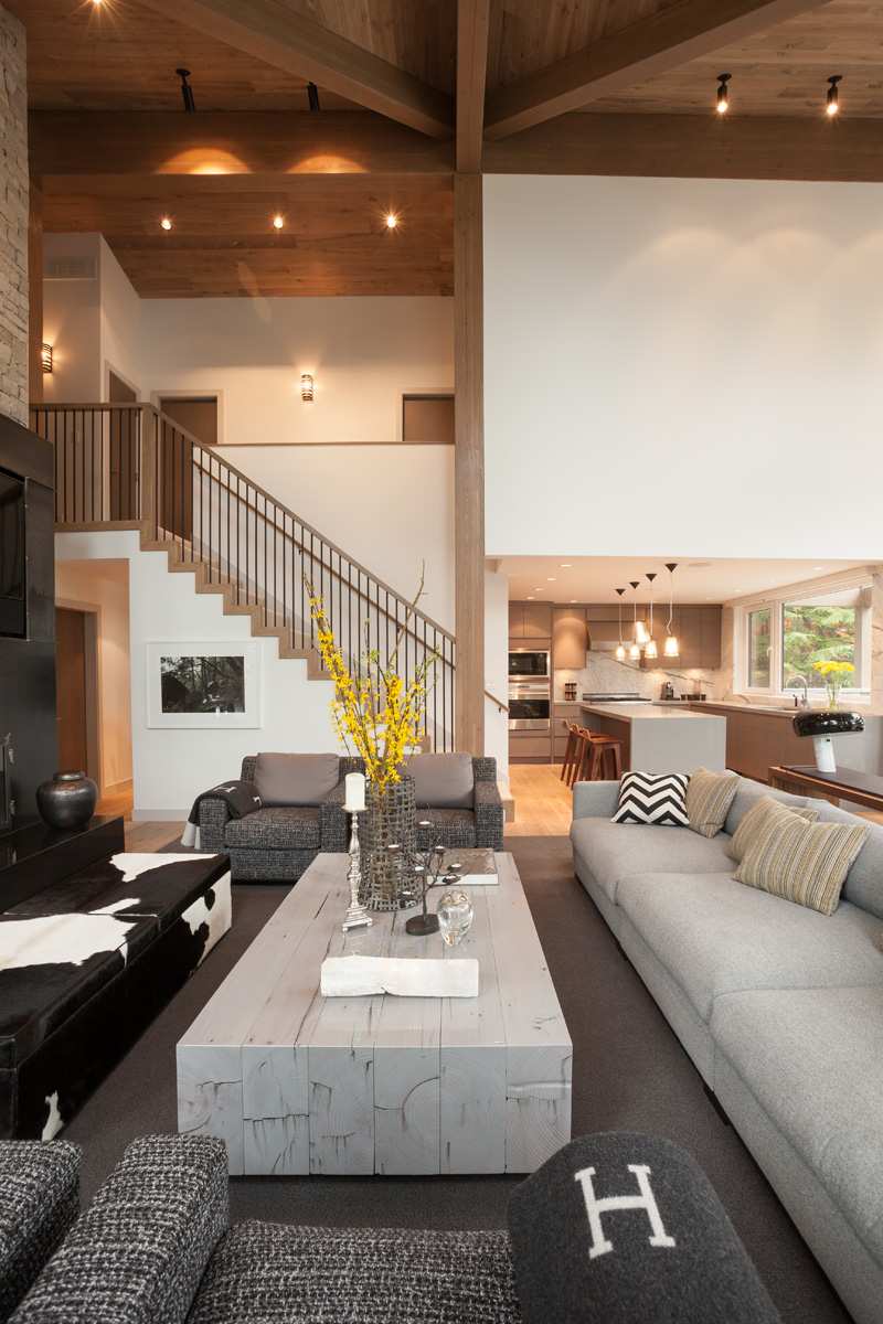modern-land-stil-konvertering-almhaus-vardagsrum-soffa-fåtölj-klädsel-grå-soffbord-trä tak-vägg-färg-vit