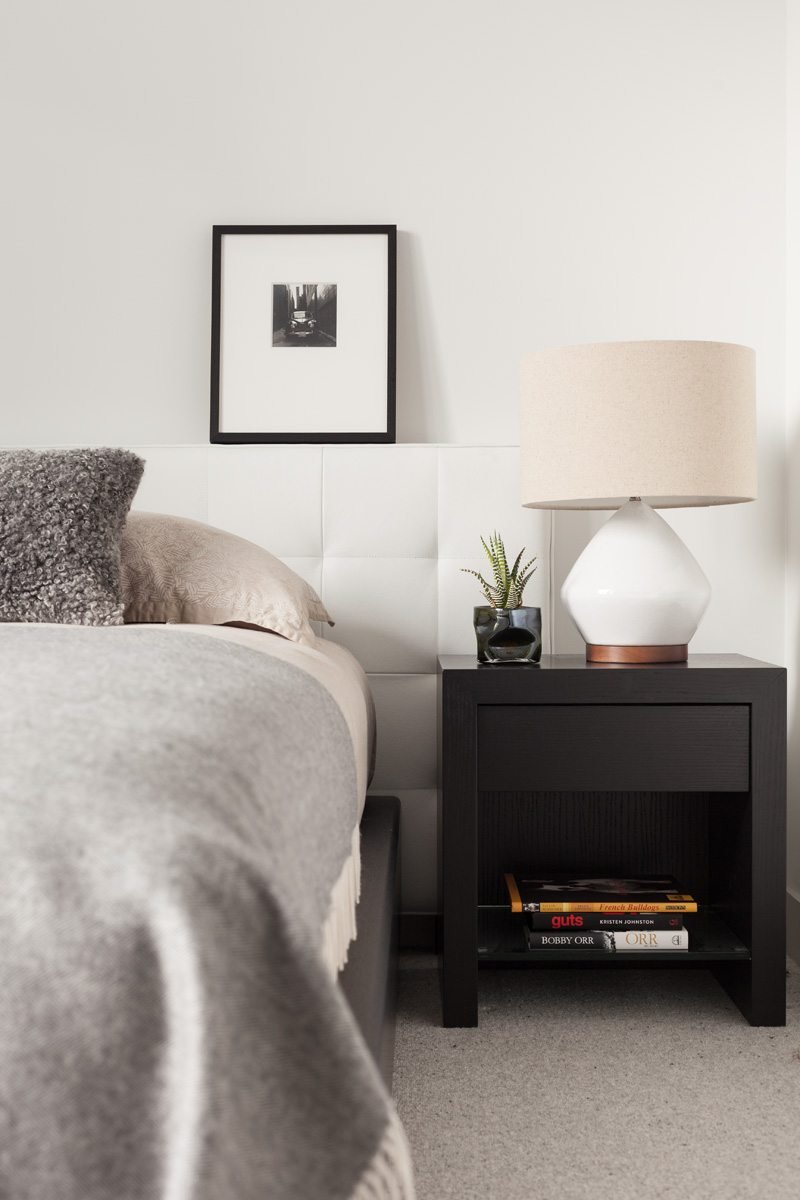 modern-land-stil-konvertering-almhaus-sovrum-vägg-färg-vit-säng-tappichboden-grå-sängbord-svart