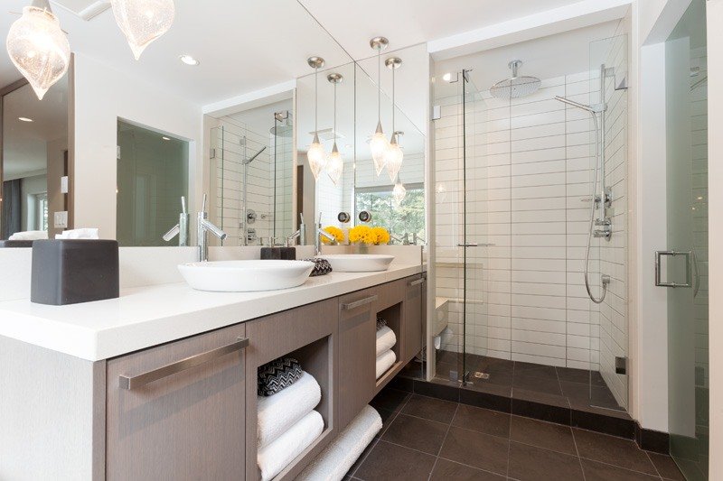 modern-land-hus-stil-konvertering-almhaus-badrum-beige-brun-vit-dusch-glas vägg-fåfänga-spegelvägg