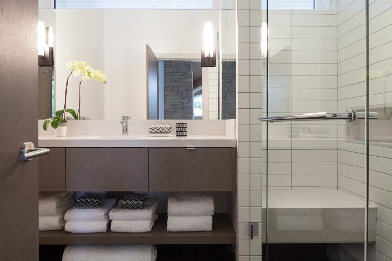 modern-lanthus-stil-konvertering-almhaus-badrum-beige-handfat-vit-dusch-glasvägg