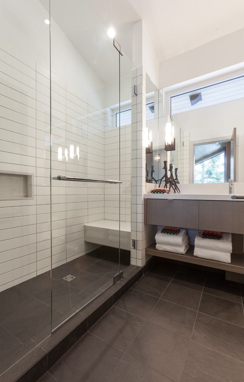 modern-lanthus-stil-konvertering-almhaus-badrum-brun-vita-kakel-handfat-dusch-förvaringsutrymme-fönster