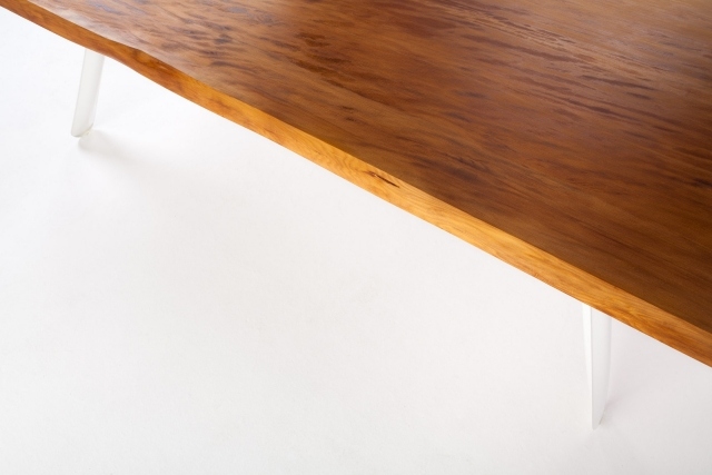 Modern träplatta - bordsben - plåtmöbler uppblåsta under högt tryck