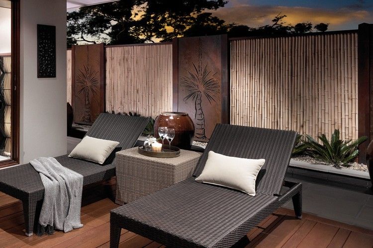 Modern sekretessskärm trädgård-corten stål-palm-motiv-bambu-stång-solstolar