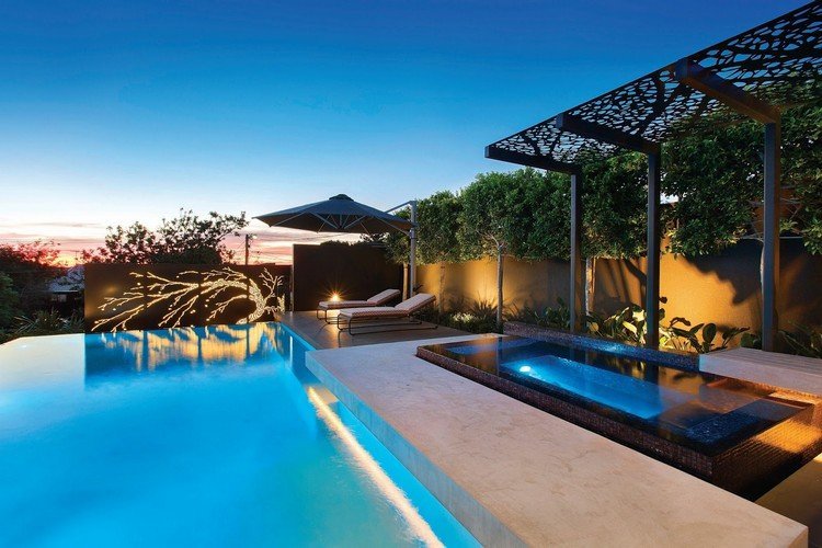 Modern sekretessskärm trädgård-träd-motiv-belysning-pergola-infinity-pool
