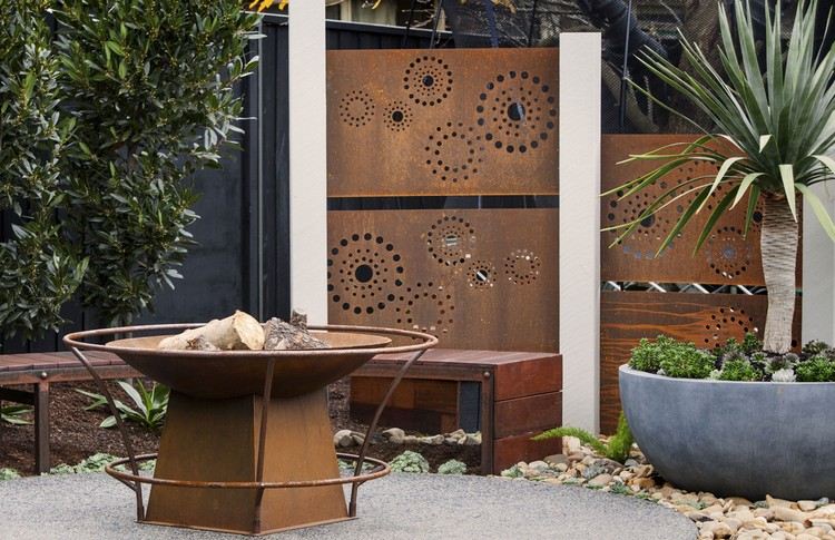 modern-integritetsskydd-trädgård-öppen spis-corten-stål-bänk-blomkruka-palm