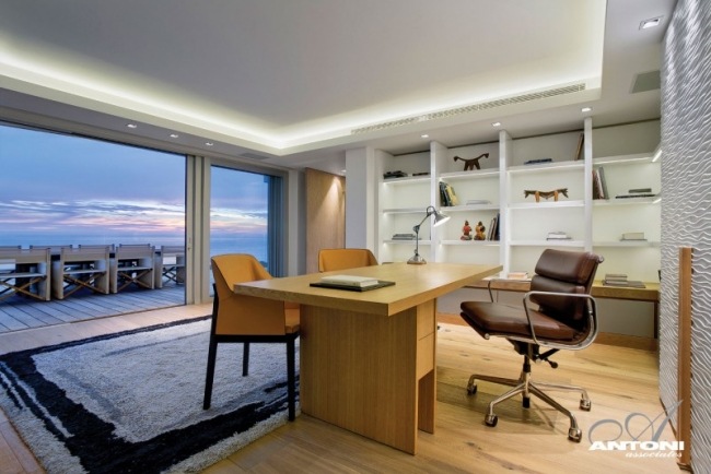 arbetsrum vägghylla modern designer lägenhet med havsutsikt