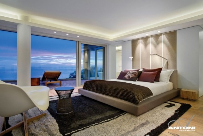sovrum fönster vägg modern lägenhet design med havsutsikt