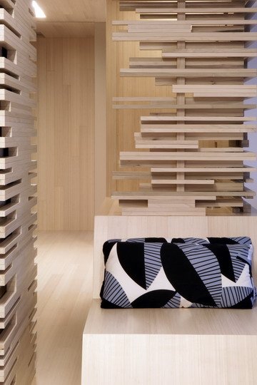 dynamisk-trä-paneler-intressant-interiör-arkitektur