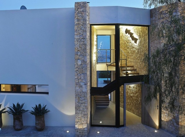 Spanien moderna tegelväggar vit fasad