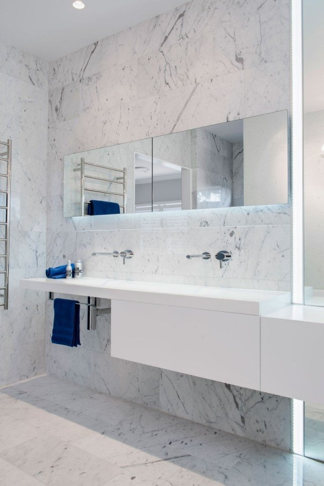 vita väggar fantastiskt elegant badrum infälld belysning 90 grader praktisk