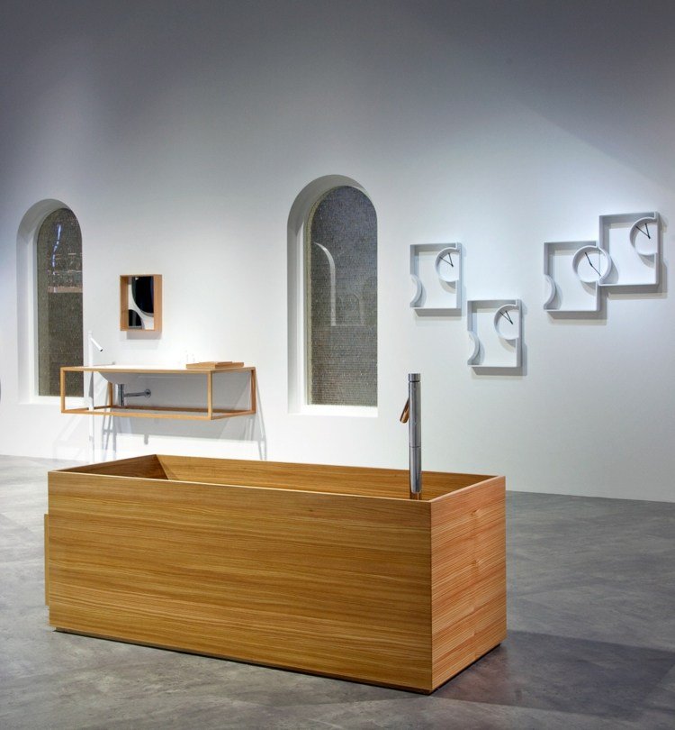 badrum-trä-rektangulärt-badkar-minimalistisk-stil-grå-kakel-golv-klocka-vägg-dekoration