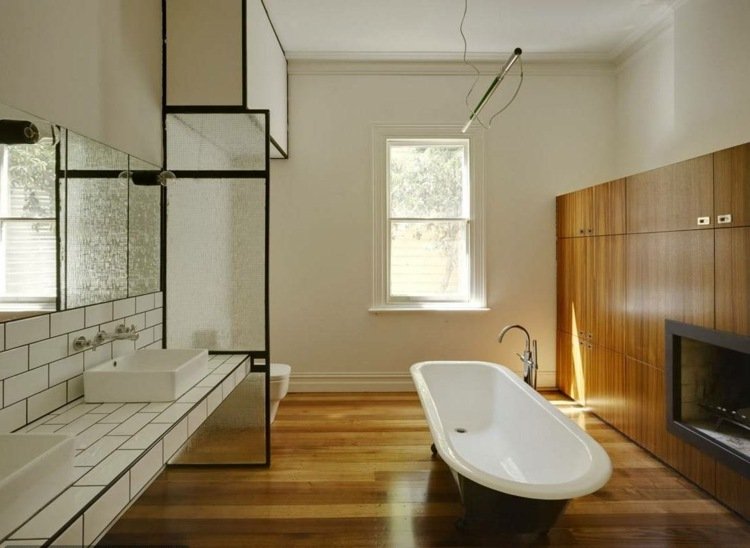 badrum-med-trä-golv-vägg-kain-fristående-badkar-skiljevägg-glas-metall