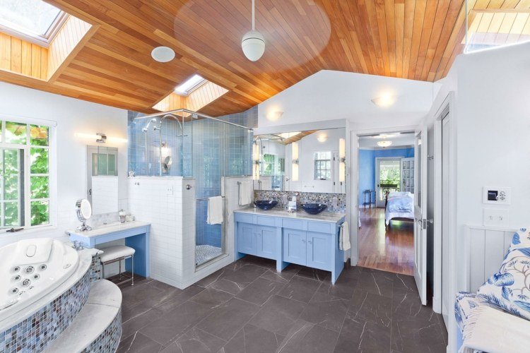 badrum med snedtak i trä-design-blå-möbler