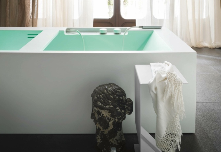 fristående badkar badrum grönt vatten figur sidobord