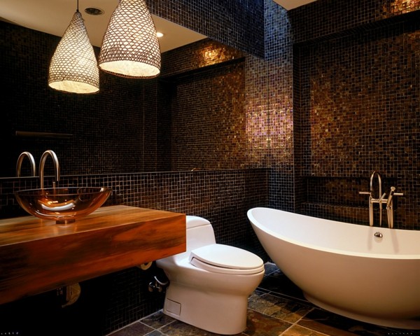 brun-badrum-modern-badkar-mosaik