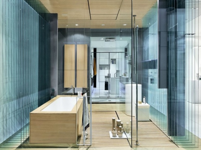 modernt-badrum-utrustning-wellness-bubbelpool-gjord av trä