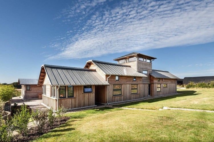 modern-bondgård-metall-tak-trä fasad