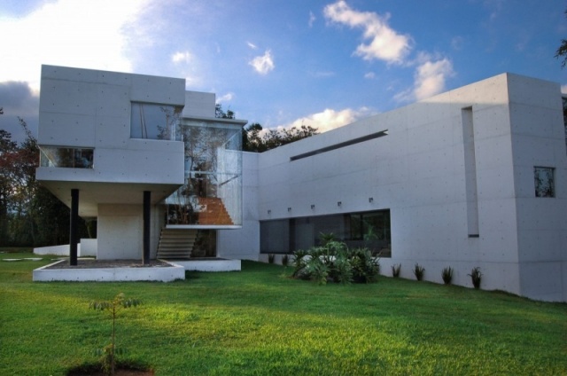 modernt betonghus vit fasadglasutskärningar mexico