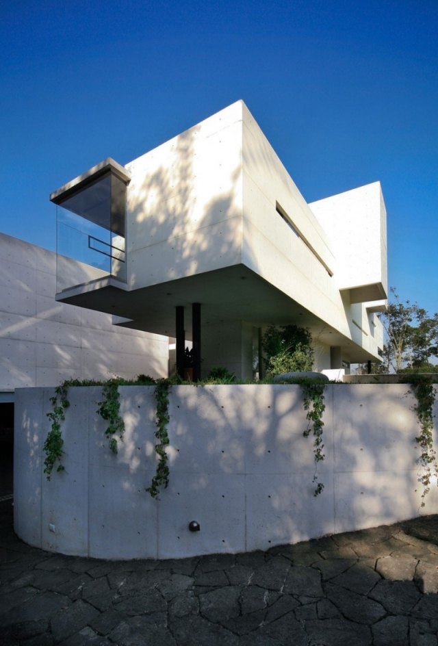 modernt betonghus mexico två våningar landskap hängande växter