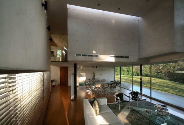 modernt betonghusinredning högt i tak vardagsrum trägolv