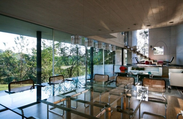 modernt betonghus mexico matplats glasväggar matbord