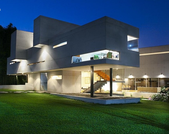 modernt betonghus mexico arkitektur nattbelysning glasutskärningar