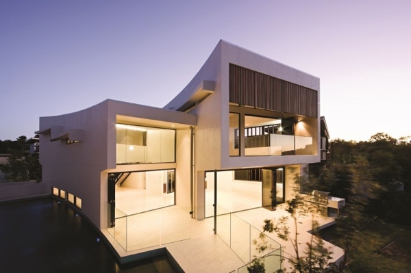 modernt hus med elegant designfasad