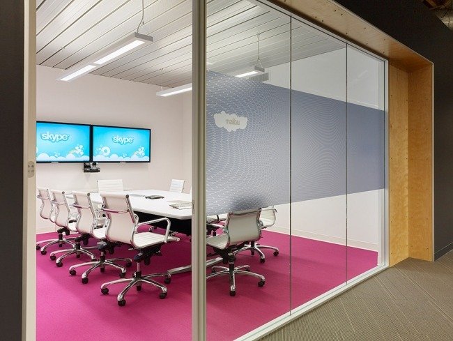 Mötesrum med rosa mattor med AV Skype-huvudkontor Palo Alto