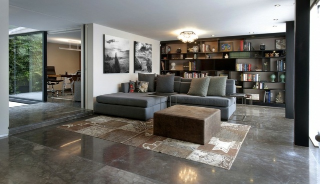 neutrala färger soffa grå vägghylla bilder väggmatta geometriska mönster