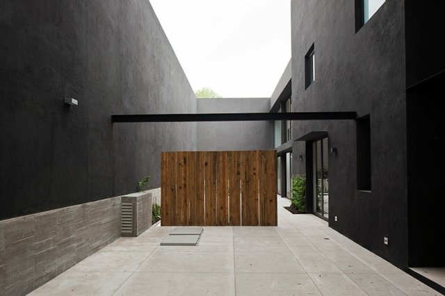 modern arkitektur betongfasad träskärm ingång