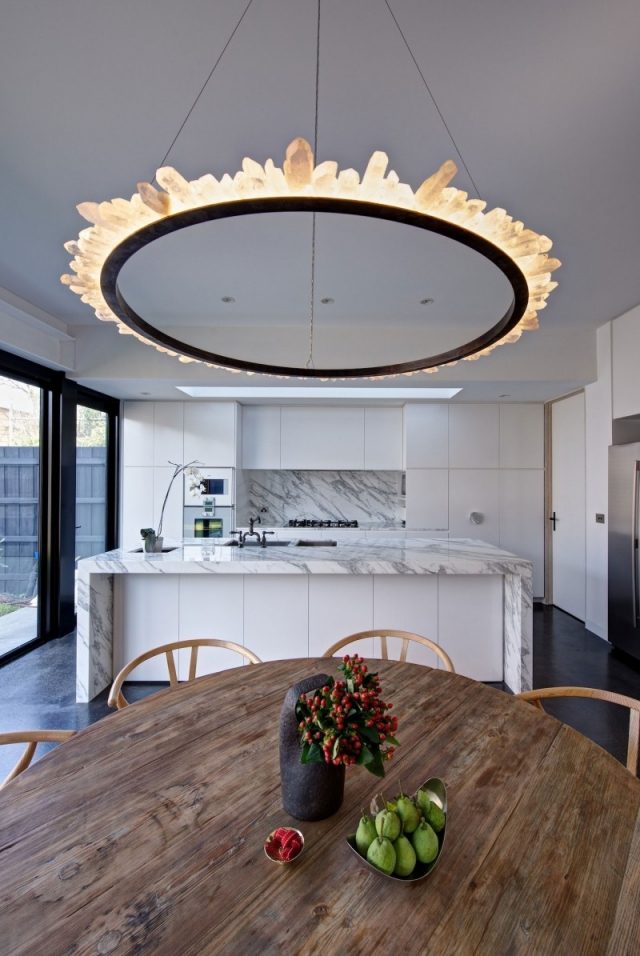 kök-vardagsrum marmor vitt matbord massivt trä