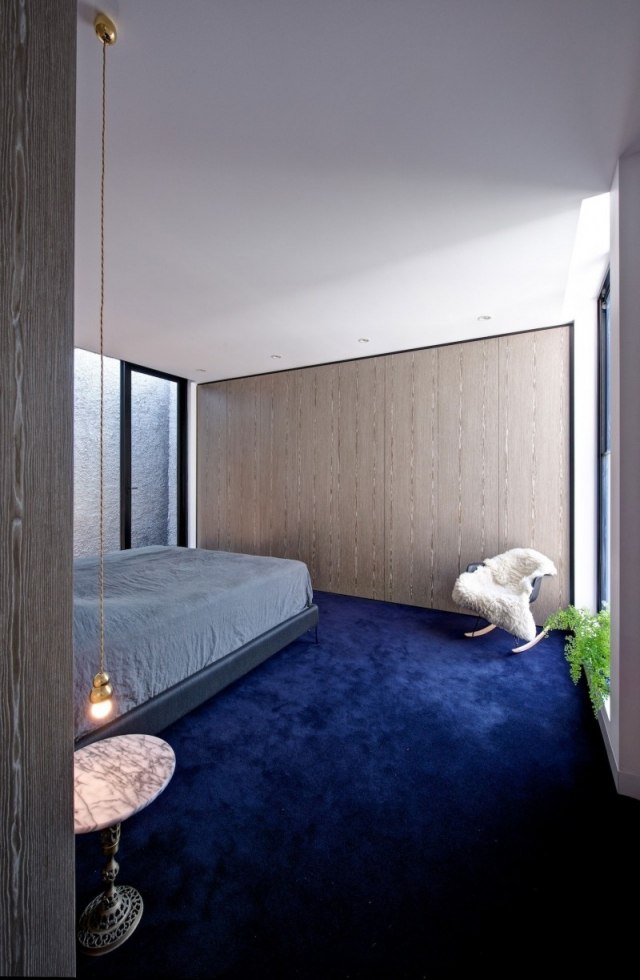 sovrum design garderob trä matta koboltblå