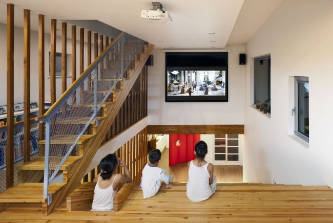 modernt hus interiör tv trägolv barn