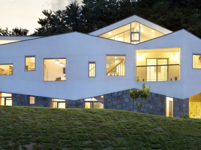 modernt enfamiljshus fasad vit fönstersten