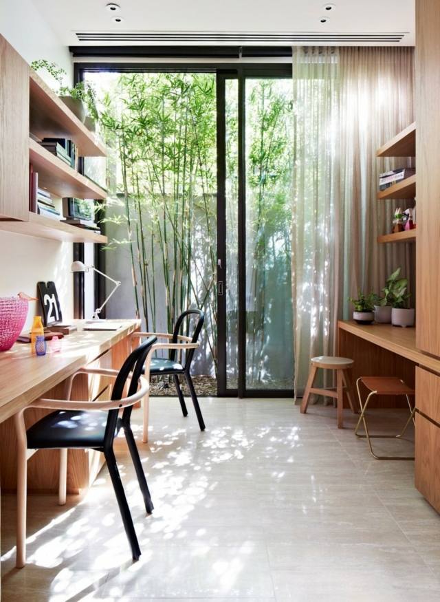 Skjutglasdörr hög bambu växter modern interiör