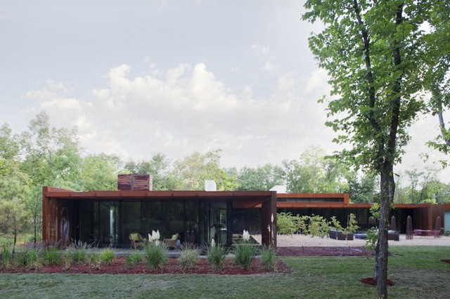 Bygg minimalistiskt enfamiljshusprojekt öppen planlösning av glasfasad