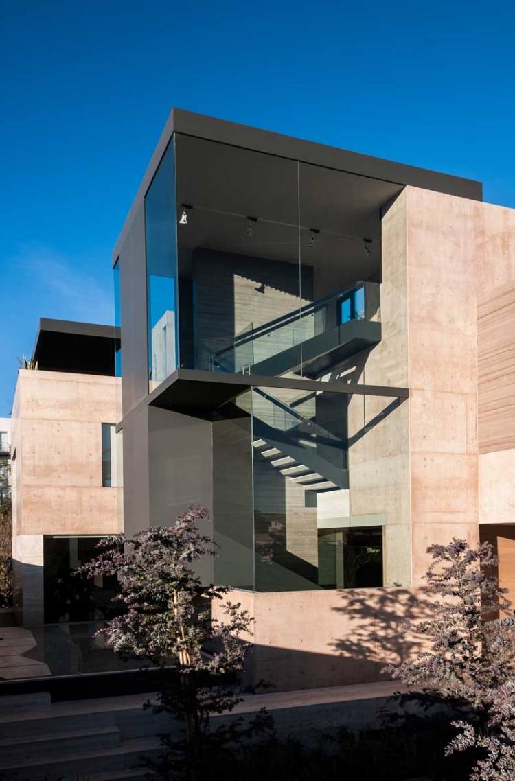 modernt enfamiljshus fasad glasexponerad betong