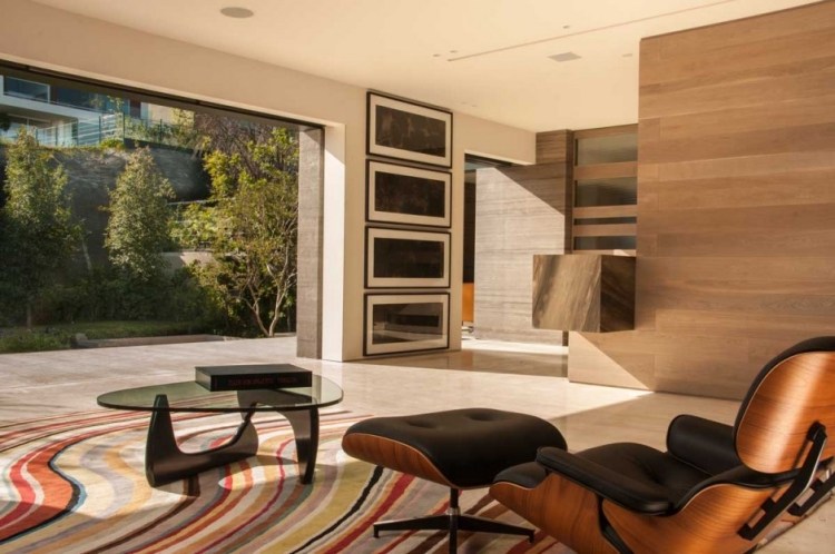modernt-vardagsrum-relax-fåtölj-pall-färgglad-matta