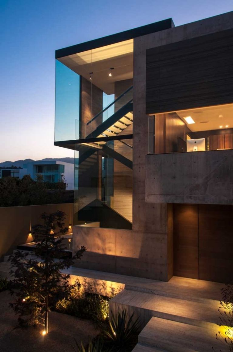 modernt enfamiljshus nattbelysning-glas fasad-exponerad betong